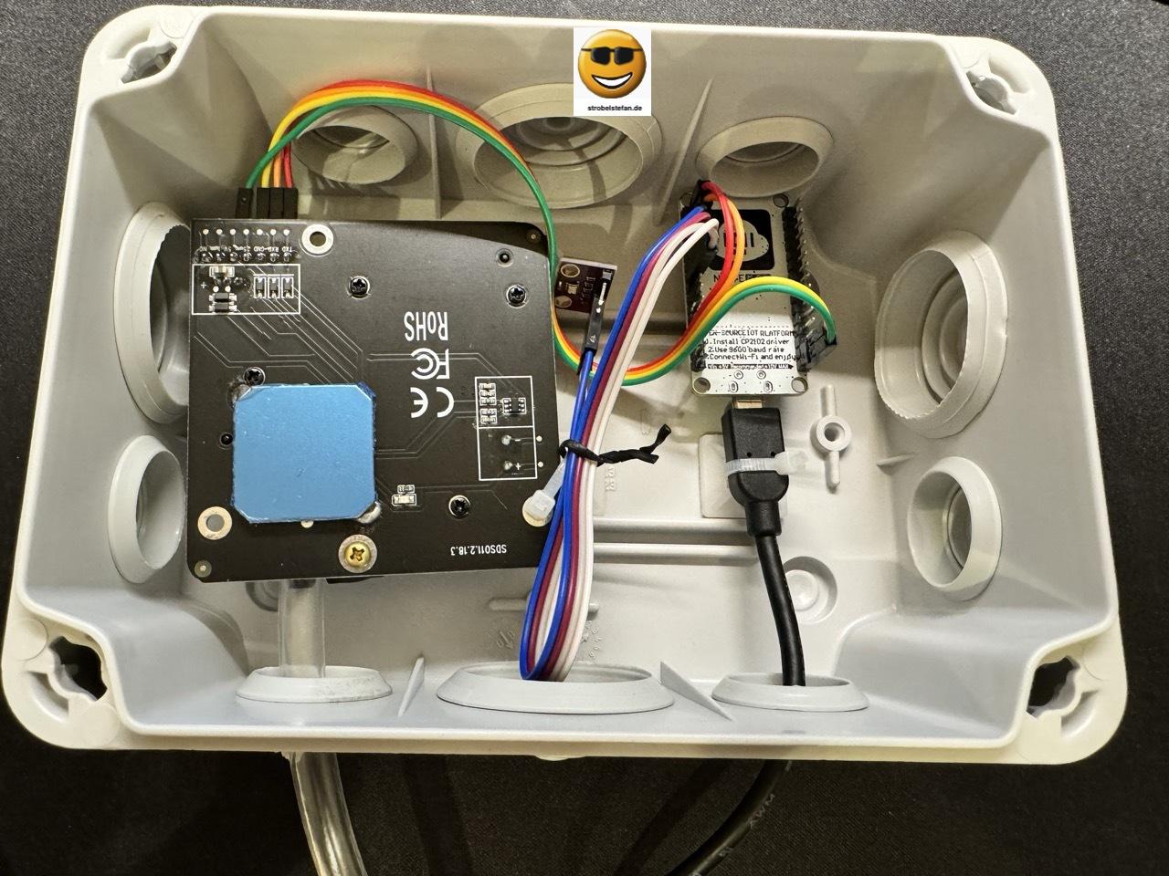 Innenansicht Abzweiggehäuse mit allen Komponenten des Feinstaubmessers